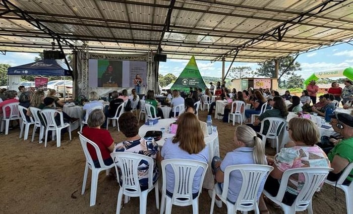 Lisiane Rocha Czech, 3º lugar na categoria grande propriedade do Prêmio Mulheres do Agro 2024, faz palestra para produtoras do Paraná e da Alemanha.