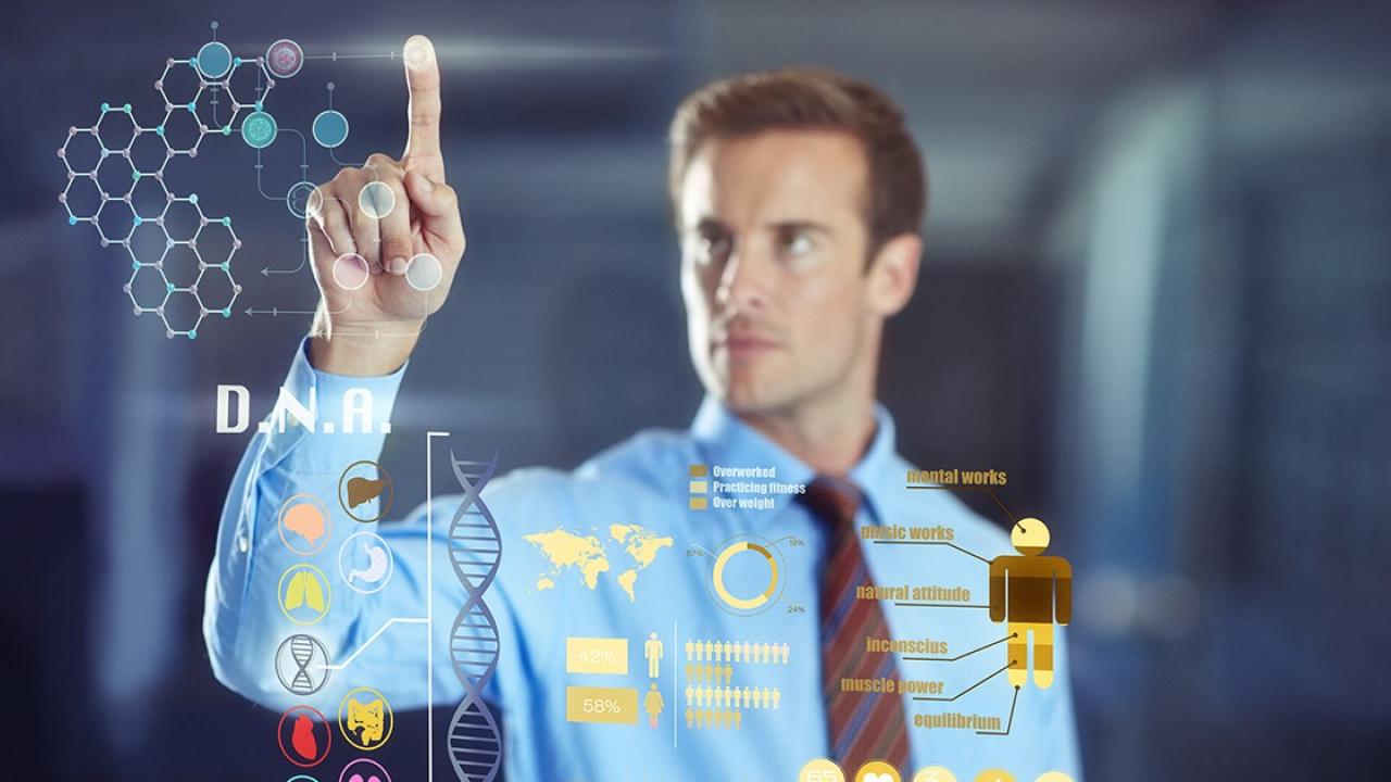 Um homem de camisa azul interage com uma interface digital de DNA, com gráficos, uma hélice de DNA e mapas-múndi.