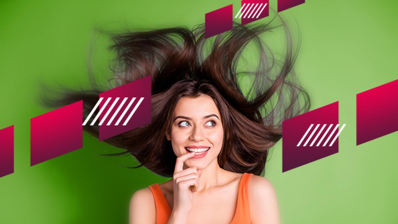Uma mulher com cabelos longos contra um fundo verde, com formas geométricas vermelhas sobrepostas. Ela está usando uma blusa laranja e sorrindo com o dedo na boca.