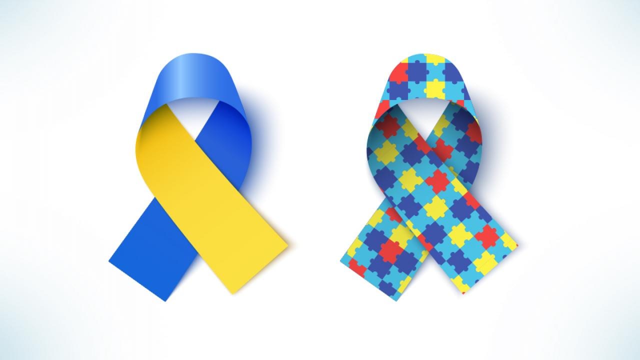 Fita azul e amarela ao lado de uma fita com um padrão de peças de quebra-cabeça em um fundo claro.