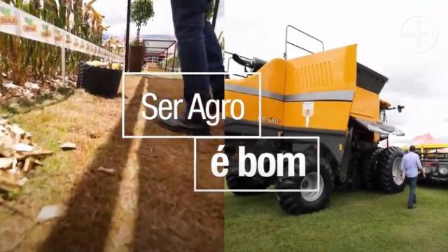 Uma imagem dividida mostrando um campo de milho e uma máquina agrícola amarela. Sobreposição de texto diz "Ser Agro é bom.