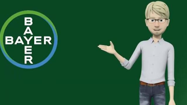 Personagem 3D em traje casual gesticula em direção ao logotipo da Bayer em um fundo verde.