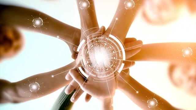 Oito mãos reunidas em um círculo, formando uma estrela, com uma sobreposição digital de nós conectados e uma esfera central brilhante.