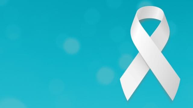 Fita de conscientização branca sobre fundo azul.