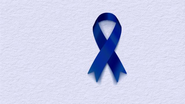 Uma fita azul de conscientização sobre um fundo cinza claro texturizado.