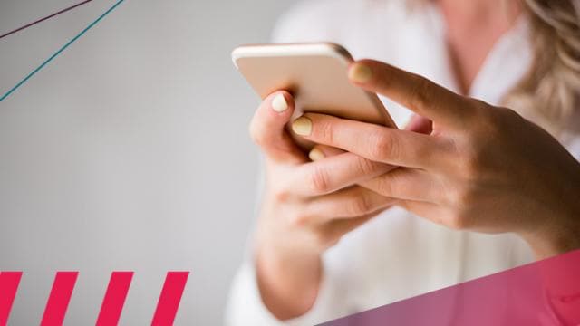 Pessoa de camisa branca segurando um smartphone, com elementos gráficos abstratos em rosa nas bordas.