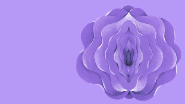 Ilustração abstrata de pétalas roxas em camadas sobre um fundo lavanda.