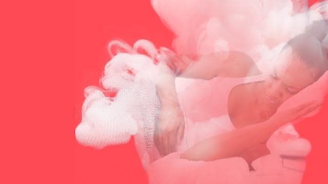 Uma pessoa na cama segura a barriga, cercada por efeitos de fumaça branca em um fundo vermelho.