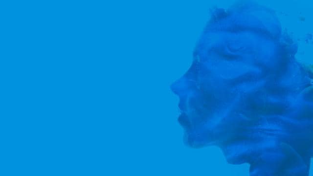 Uma obra de arte azul representando um perfil humano abstrato se misturando ao fundo, criando um efeito fluido e etéreo.